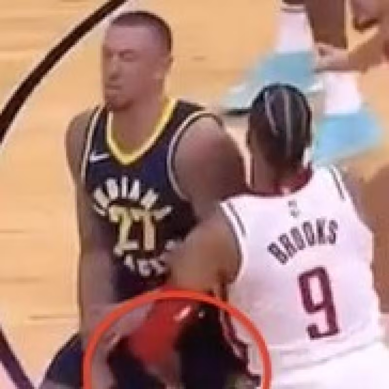 Dillon Brooks y Daniel Theis.