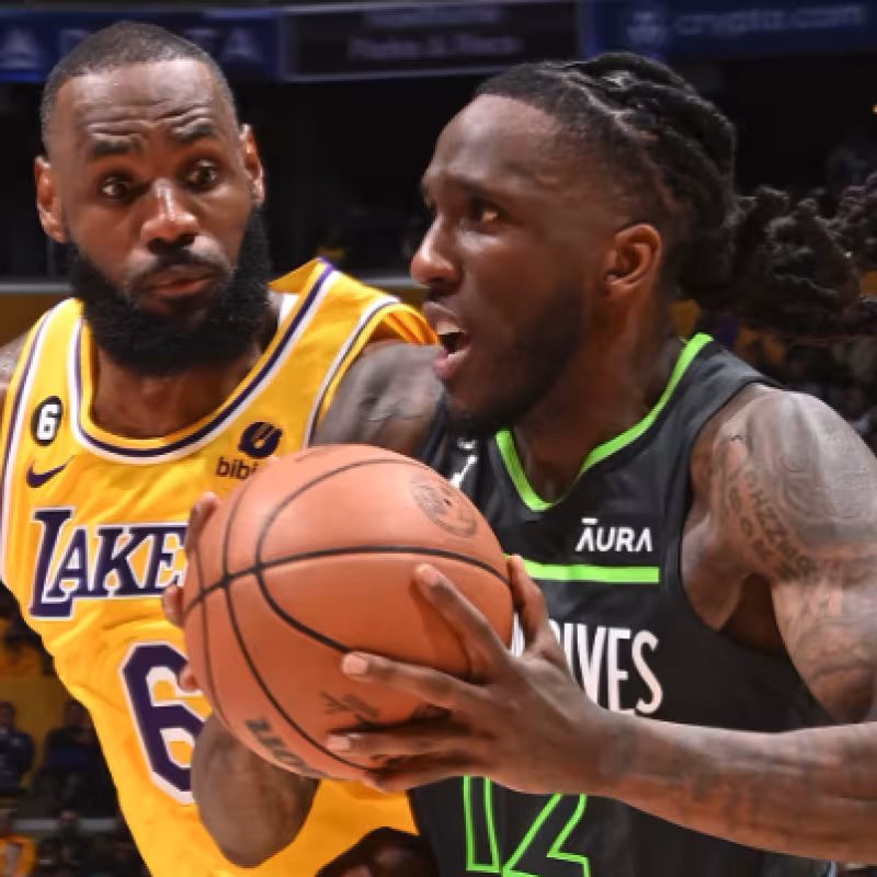 Taurean Prince, jugando contra Los Angeles Lakers de LeBron James