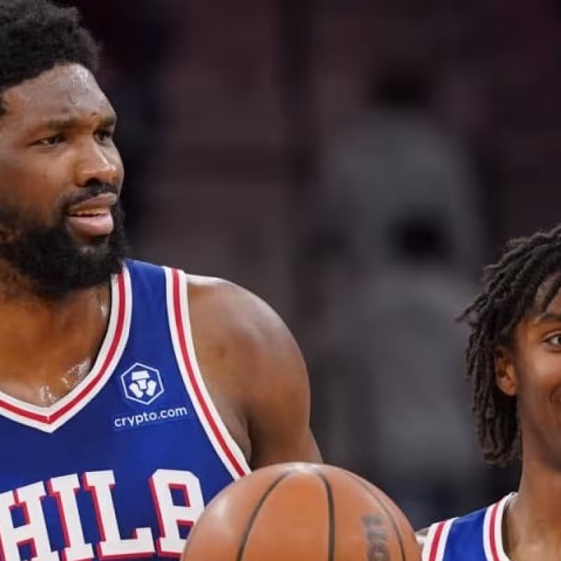 Joel Embiid y Tyrese Maxey, estrellas de Philadelphia 76ers.