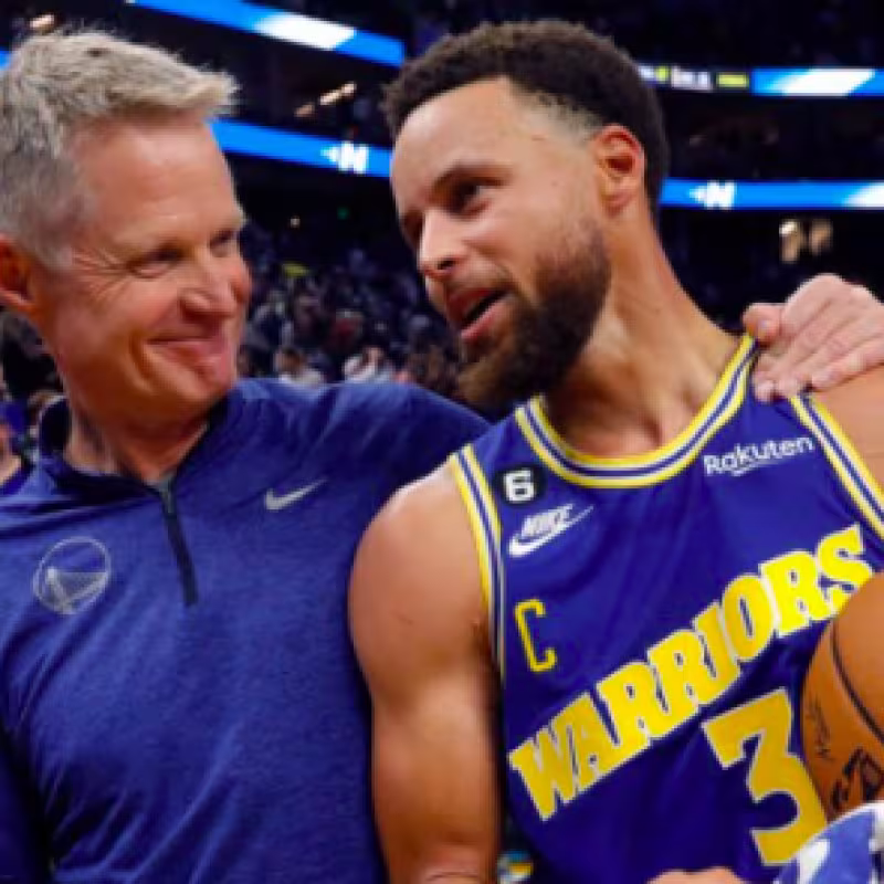 Stephen Curry, junto a Steve Kerr, estrella y entrenador de los Warriors. 