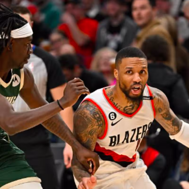 Jrue Holiday, junto a Damian Lillard, en un Bucks-Blazers. 