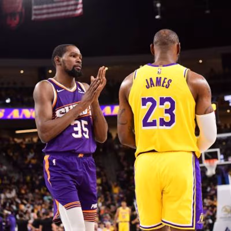 Durant y Lebron, duelo pretemporada NBA 2023. Foto: gettyimages