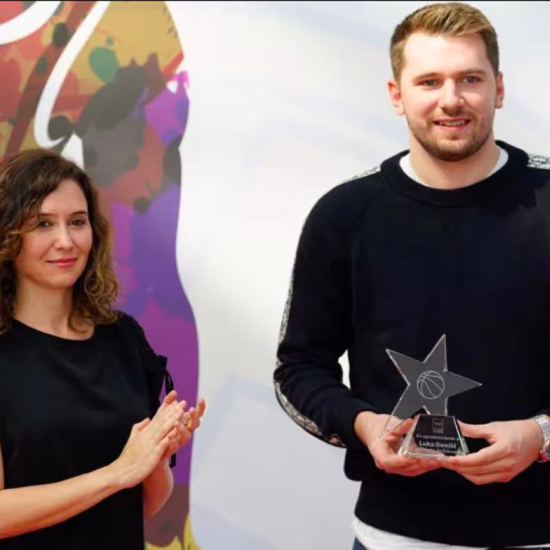 Luka Doncic, junto a Isabel Díaz Ayuso. 