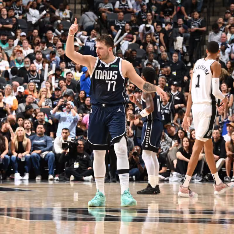 Luka Doncic y, de espaldas, Victor Wembanyama