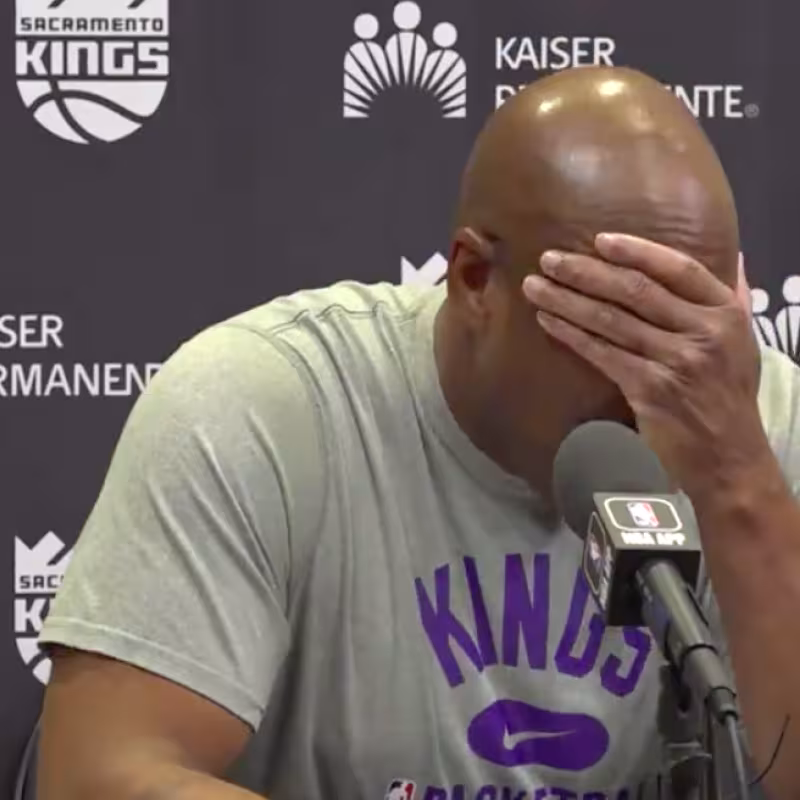 Mike Brown, entrenador de Sacramento Kings. 