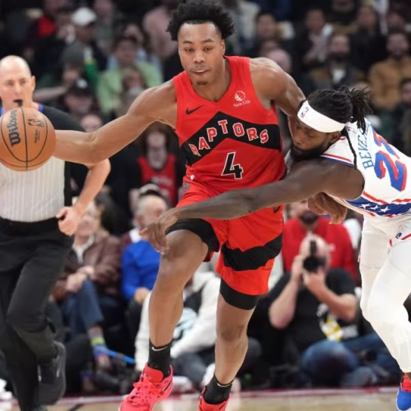 Scottie Barnes, defendido por Patrick Beverley