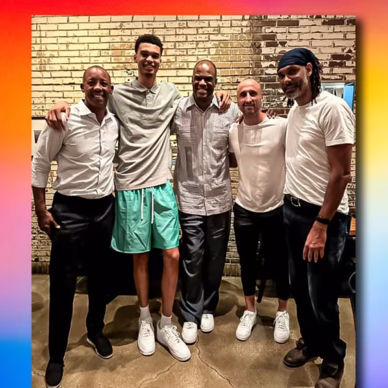 Sean Elliott, Victor Wembanyama, David Robinson, Manu Ginobili y Tim Duncan