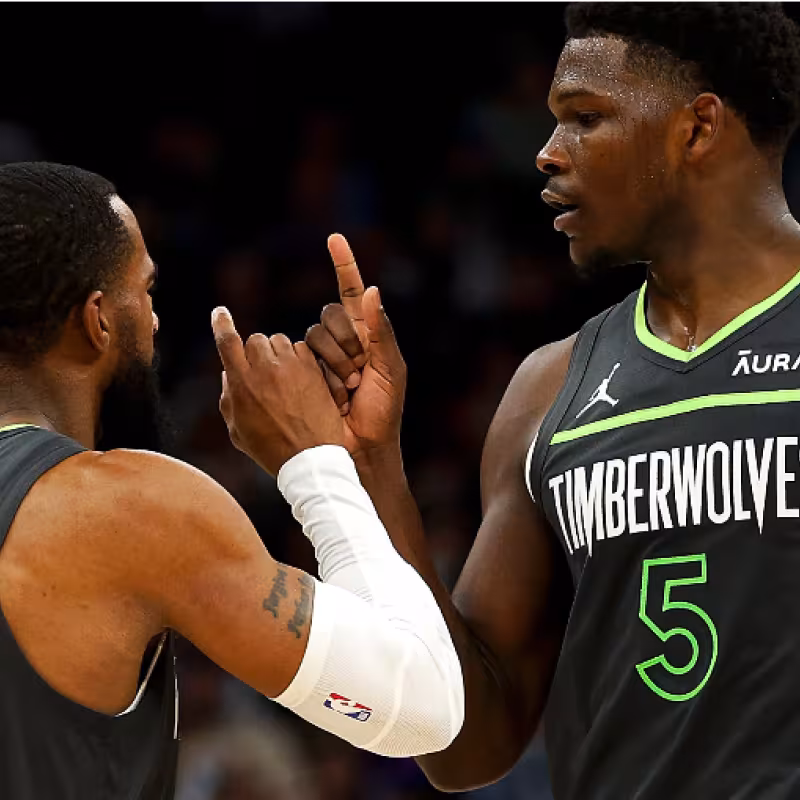 Anthony Edwards, junto a Mike Conley, en un duelo de Minnesota Timberwolves de la presente temporada. 