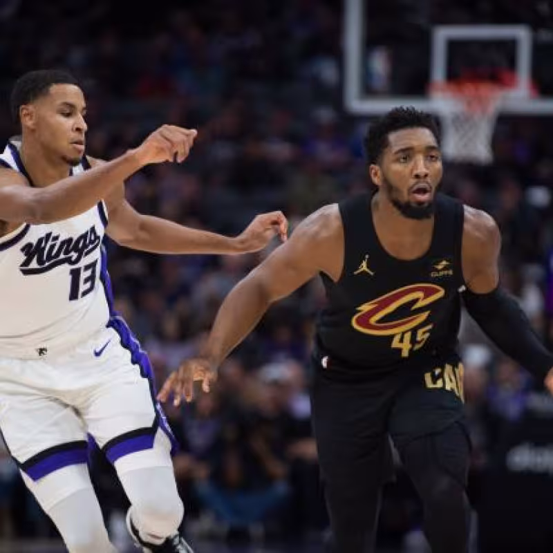 Donovan Mitchell, defendido por Keegan Murray
