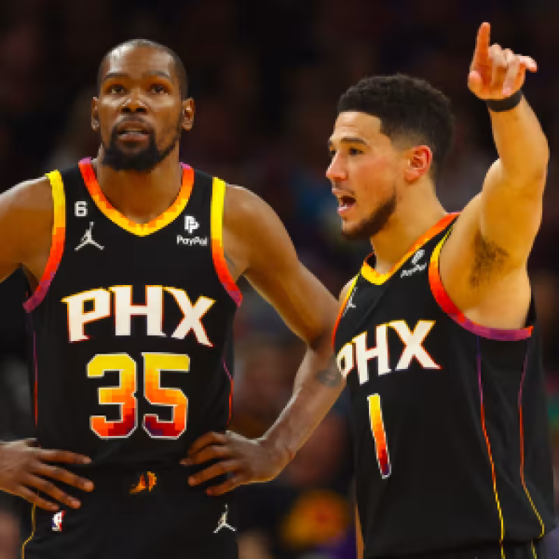 Kevin Durant, junto a Devin Booker.