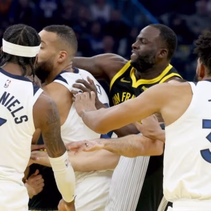 Draymond Green, cogiendo del cuello a Rudy Gobert