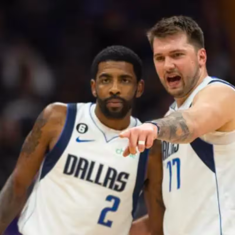 Kyrie Irving, junto a Luka Doncic, en un duelo de Dallas Mavericks.