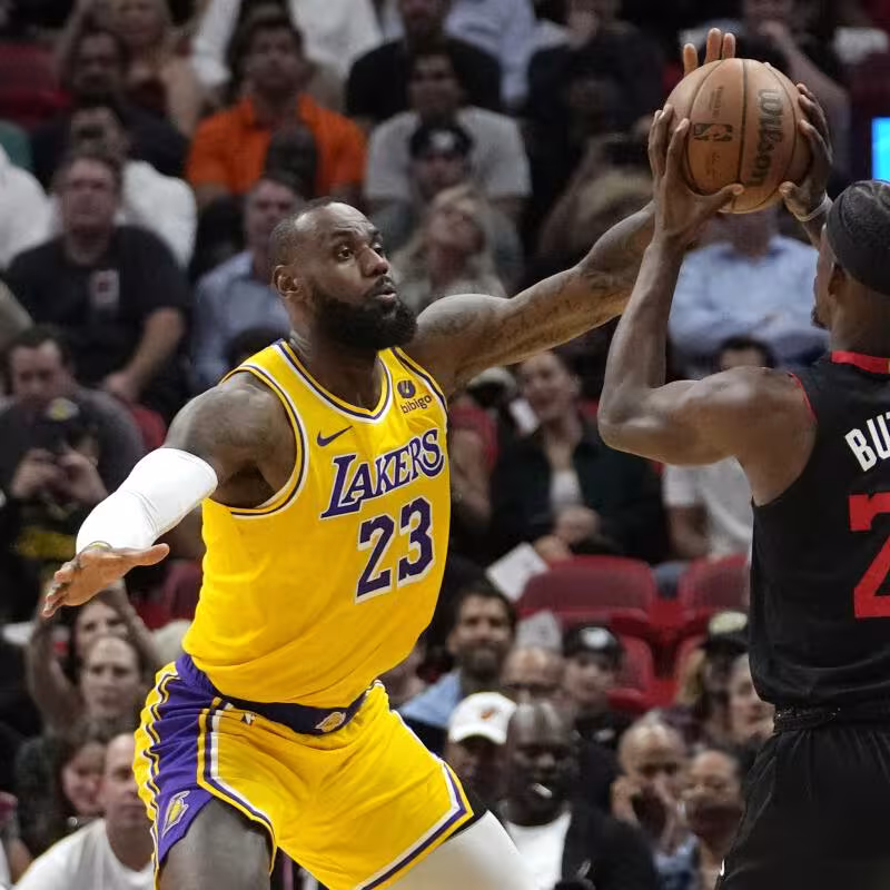 LeBron James, defendiendo a Jimmy Butler