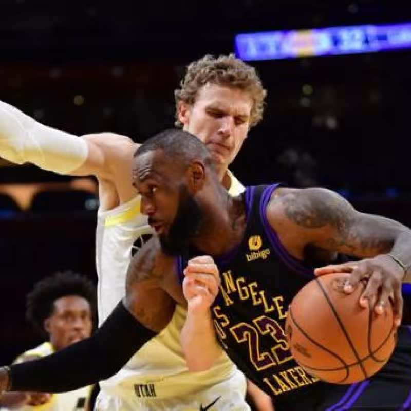 LeBron James, defendido por Lauri Markkanen