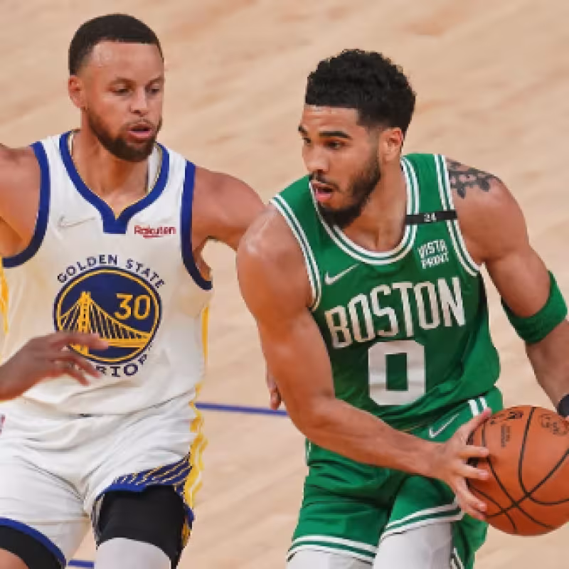 Stephen Curry, defendiendo a Jayson Tatum.