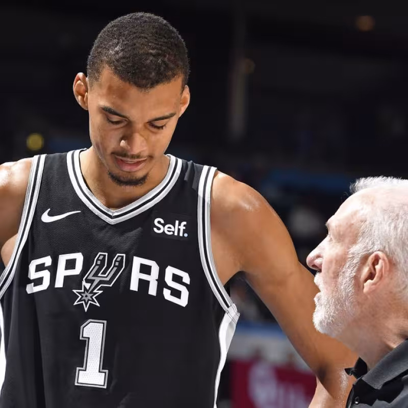 Victor Wembanyama y Gregg Popovich