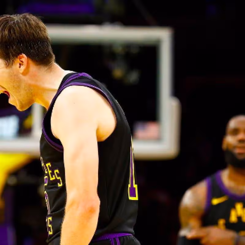 Austin Reaves, celebrando una canasta ante los Suns. 