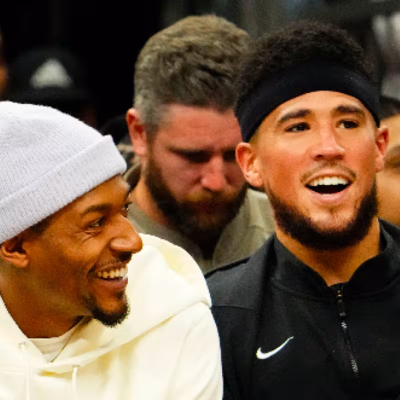 Bradley Beal, junto a Devin Booker, en un partido de los Suns. 