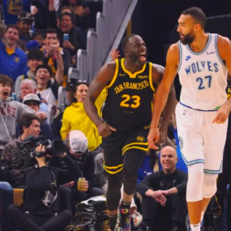 Draymond Green, diciéndole algo a Rudy Gobert.