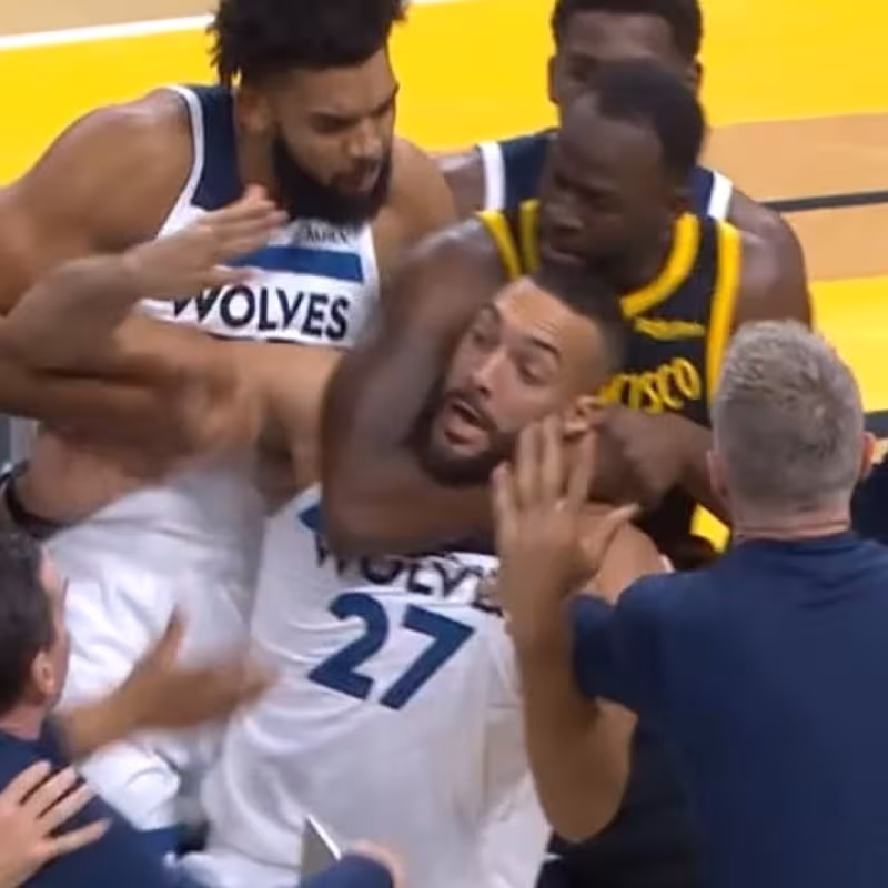 Draymond Green agarrando por el cuello a Rudy Gobert.