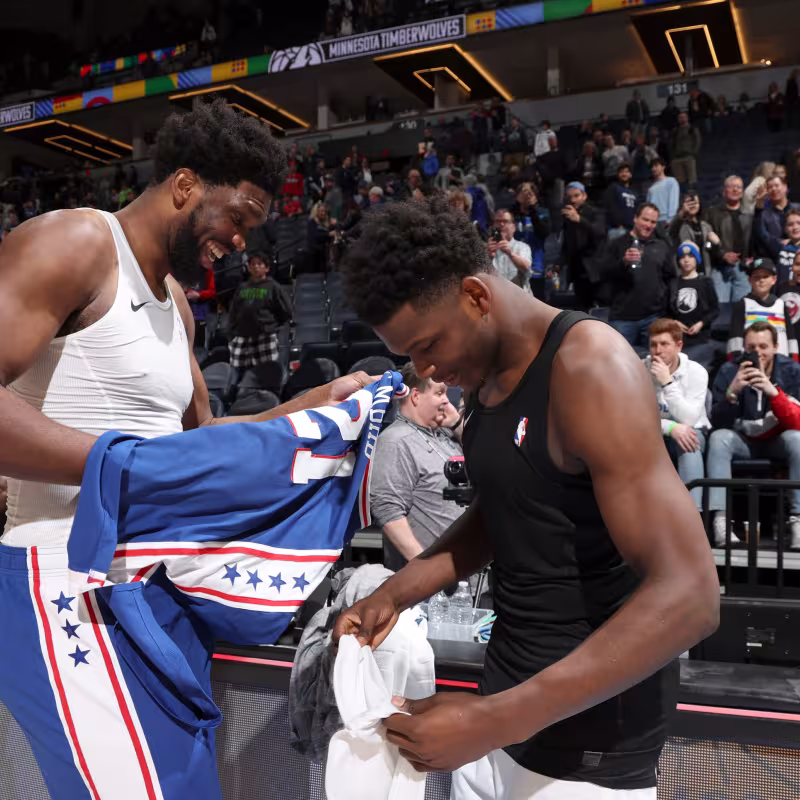 Joel Embiid y Anthony Edwards