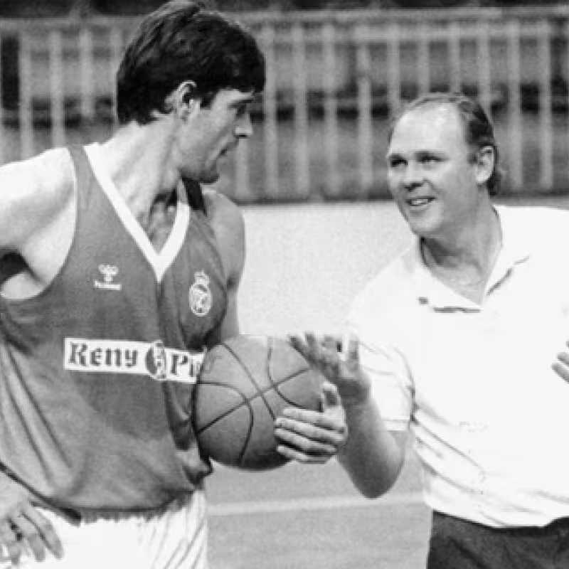 George Karl, junto a Fernando Martín, en un entrenamiento del Real Madrid. 