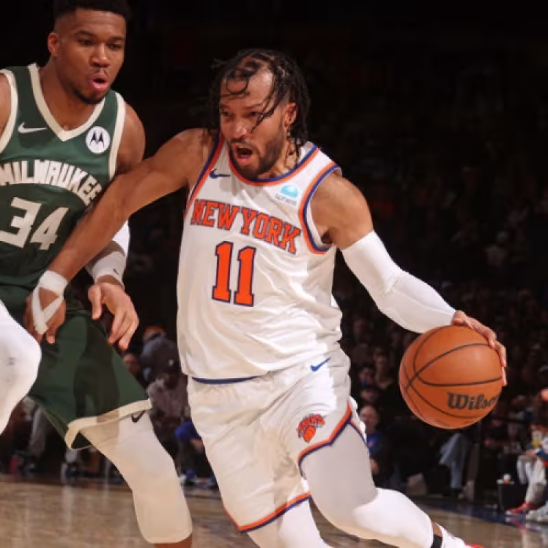 Jalen Brunson, defendido por Giannis Antetokounmpo