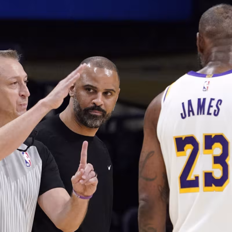 Ime Udoka y LeBron James se llevan una técnica tras discutir