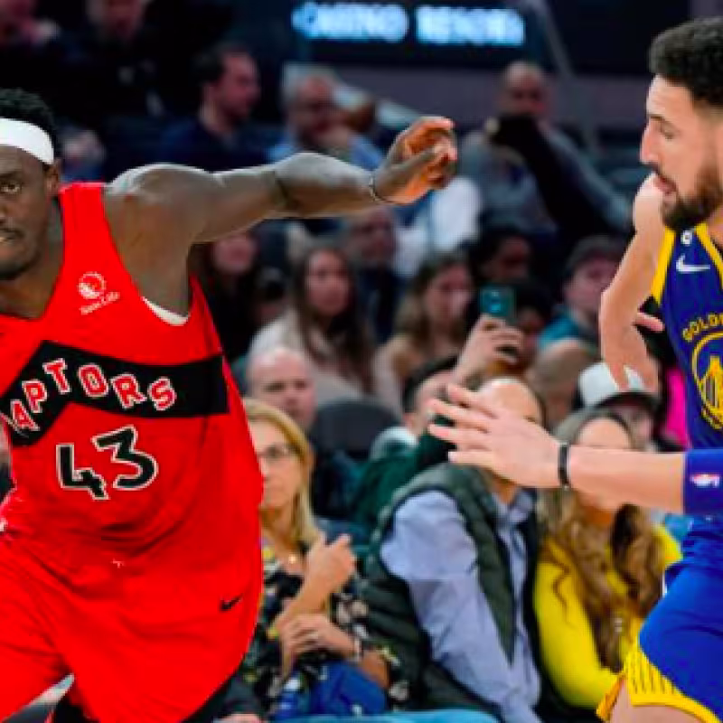 Klay Thompson, defendiendo a Pascal Siakam en un Warriors-Raptors. 