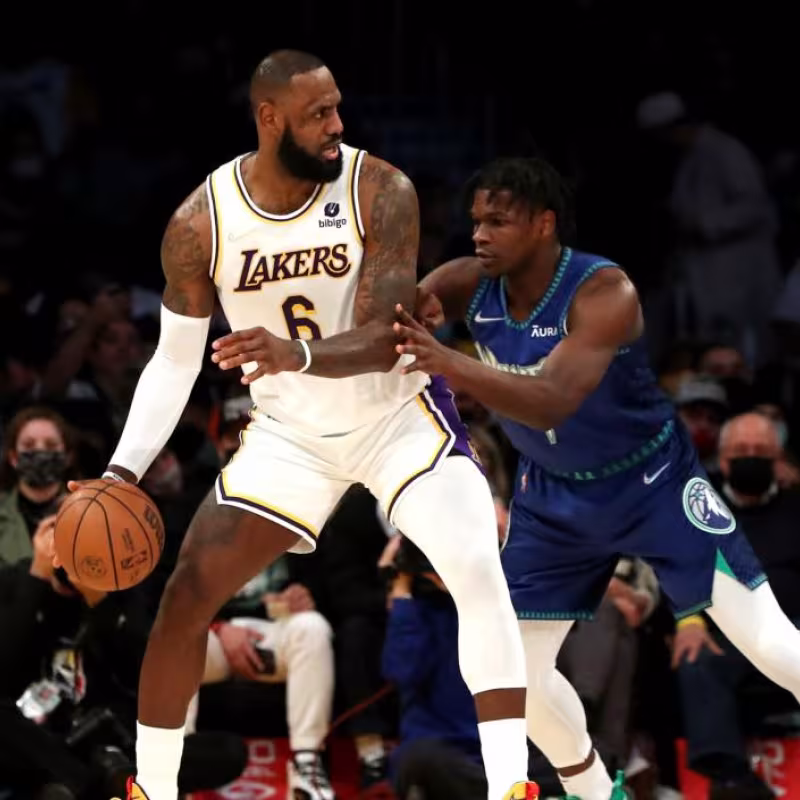 LeBron James, defendido por Anthony Edwards