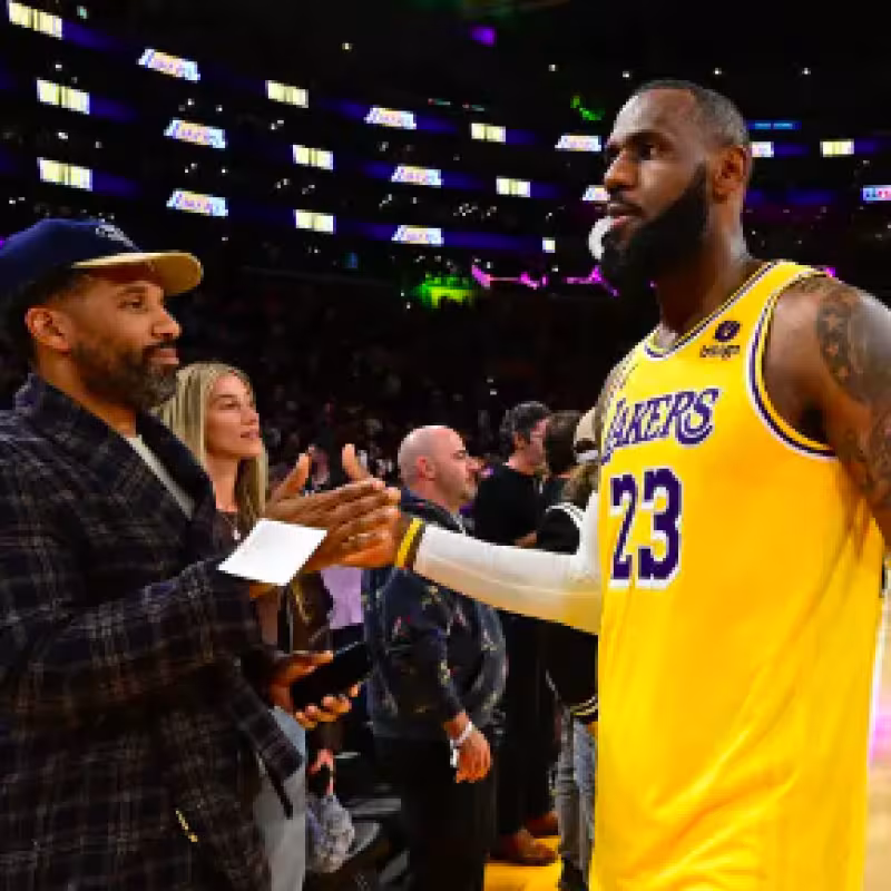 LeBron James, estrella de Los Angeles Lakers, junto a su manager Maverick Carter.