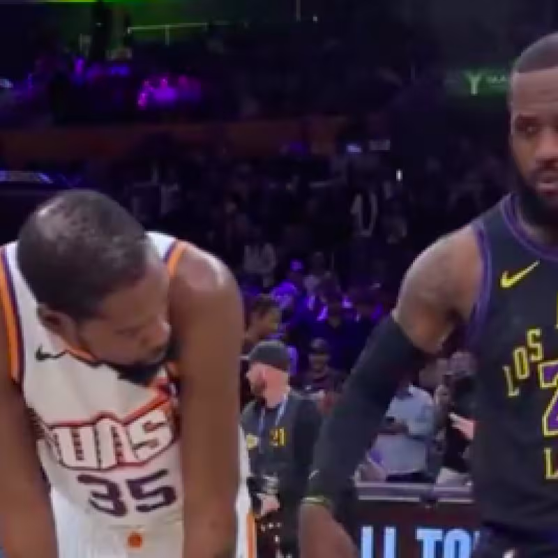 LeBron James, consolando a Kevin Durant. 