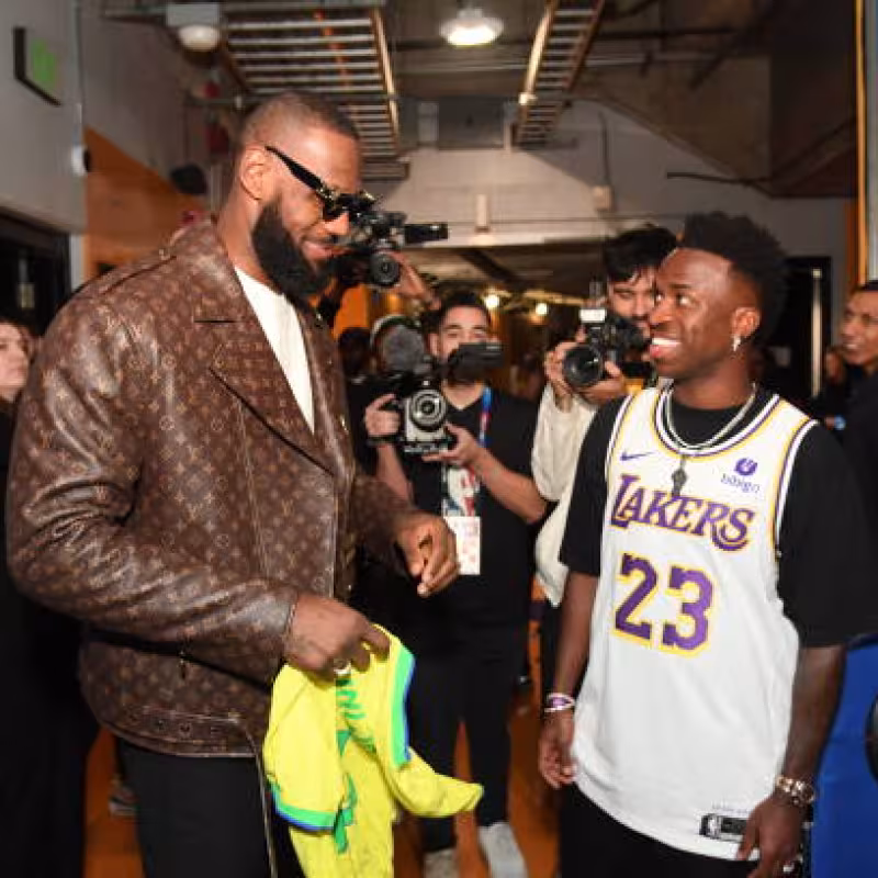 Lebron posa con Vinicius. Foto: gettyimages