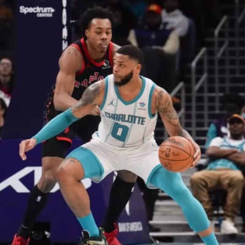 Miles Bridges, defendido por Scottie Barnes
