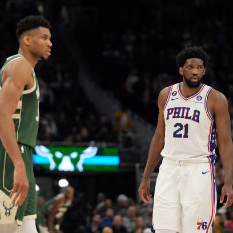 Pulso estadístico Antetokounmpo y Embiid. Foto: gettyimages