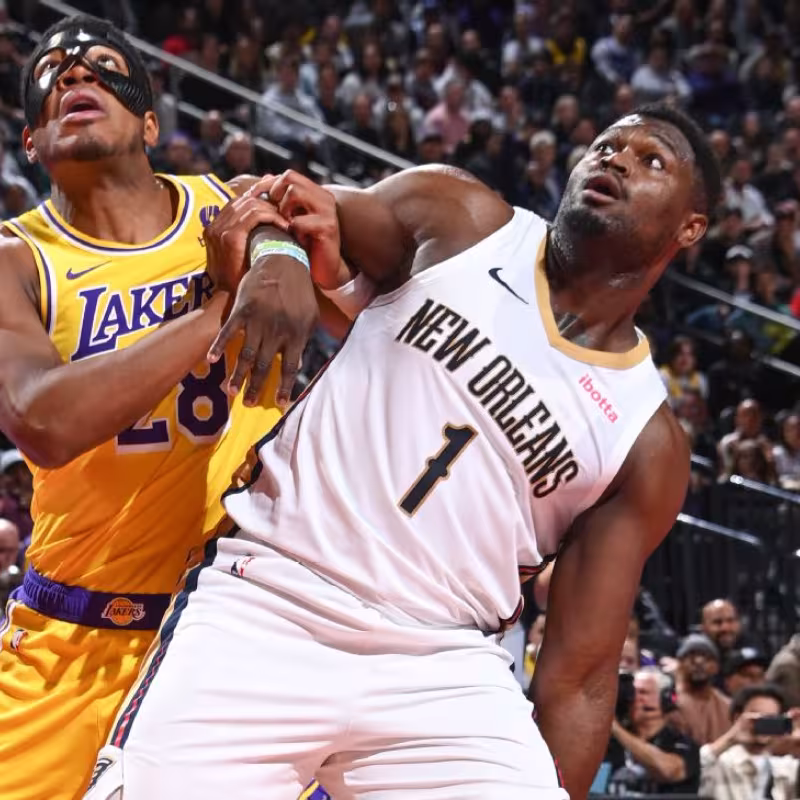 Zion Williamson, defendido por Rui Hachimura