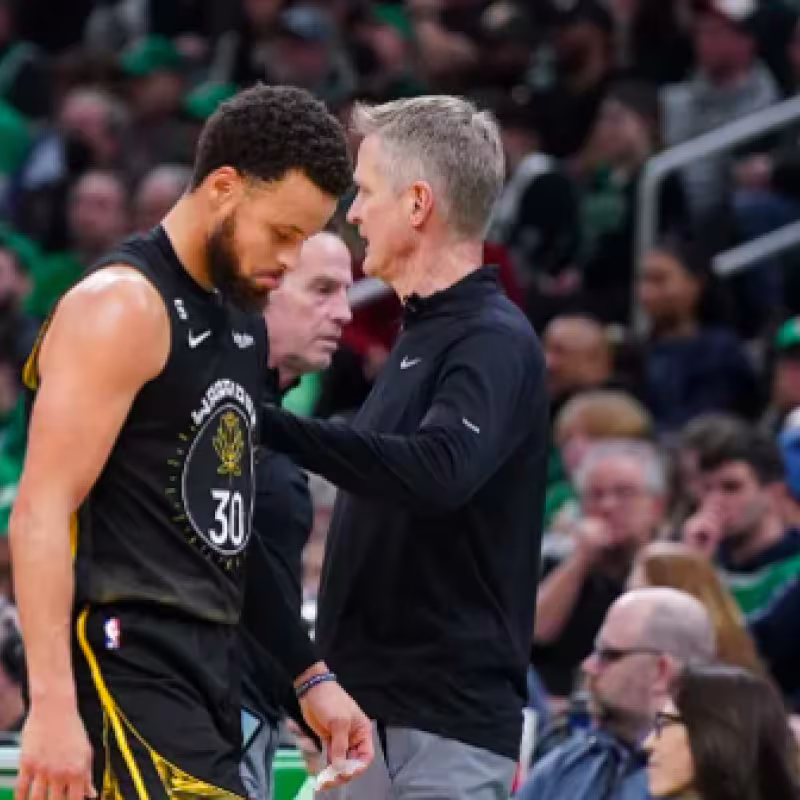 Stephen Curry, junto a Steve Kerr. 