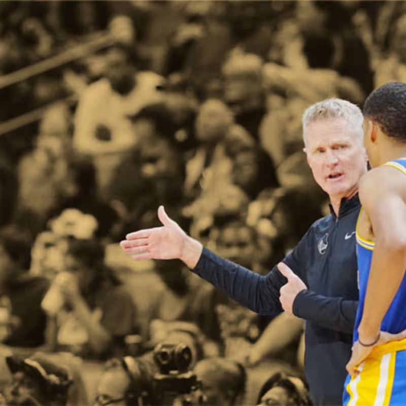 Steve Kerr, dándole indicaciones a Jordan Poole