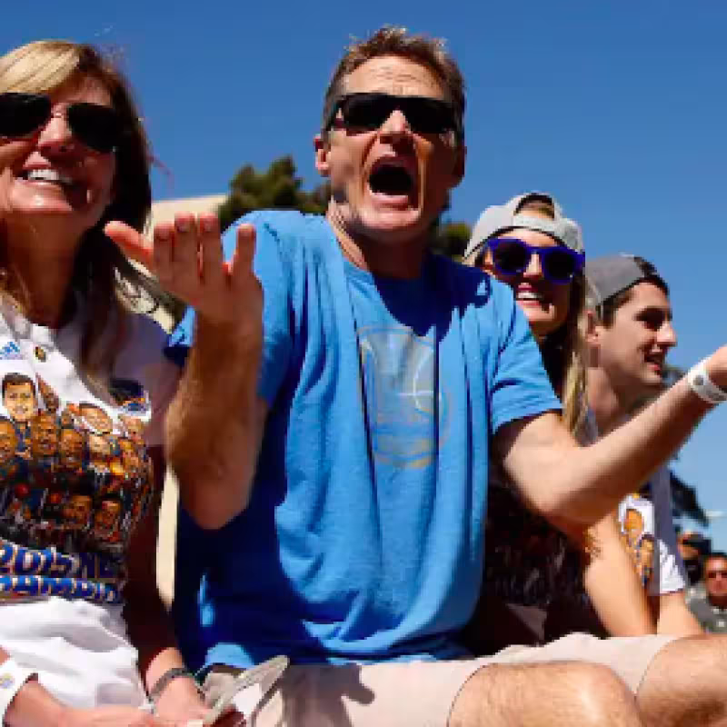 Steve Kerr, entrenador de Golden State Warriors, junto a su mujer. 