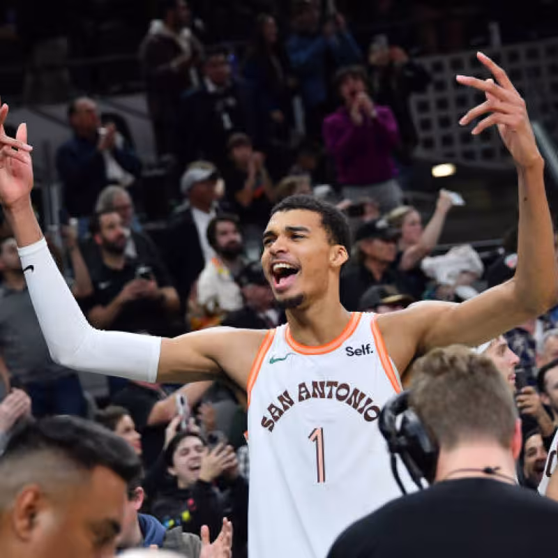Víctor Wembanyama celebra victoria de Spurs ante Lakers. Foto: gettyimages