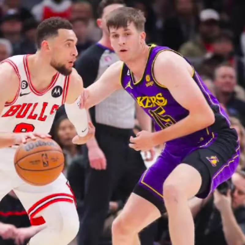 Zach LaVine, siendo defendido por Austin Reaves. 