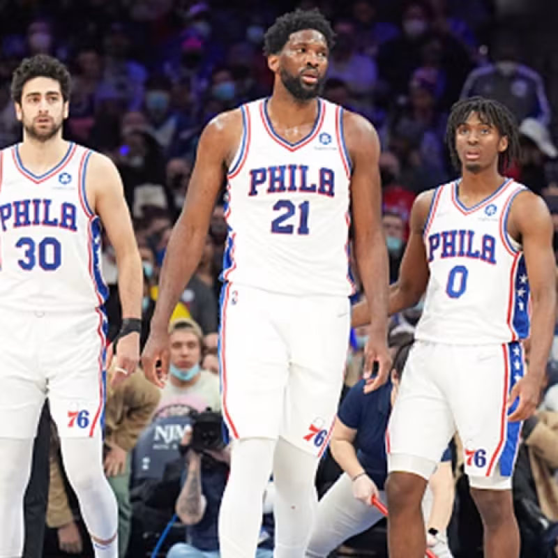 Furkan Korkmaz, Joel Embiid y Tyrese Maxey