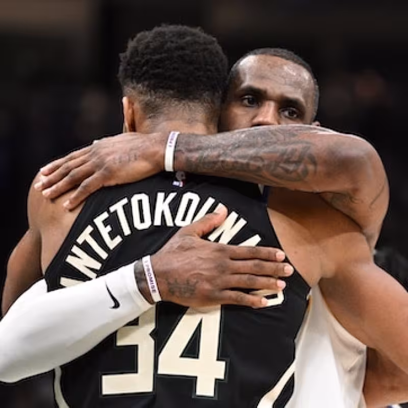 Giannis Antetokounmpo y LeBron James