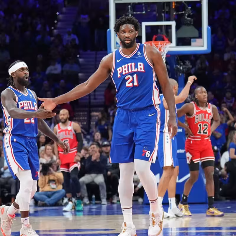Patrick Beverley y Joel Embiid