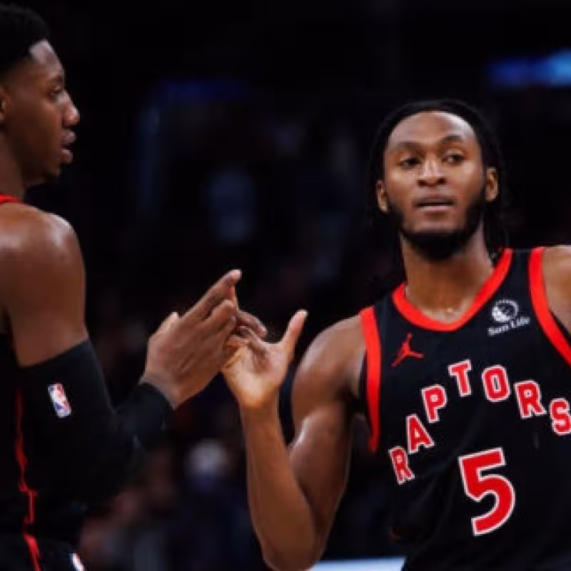 R.J. Barrett e Immanuel Quickley, jugadores de Toronto Raptors.