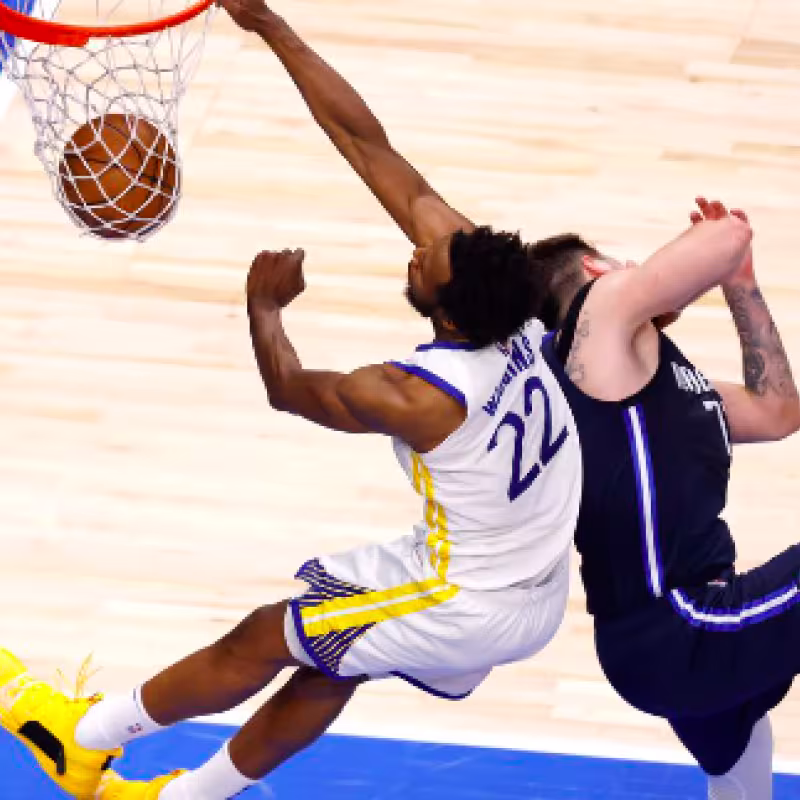 Andrew Wiggins, realizando un mate sobre Luka Doncic. 