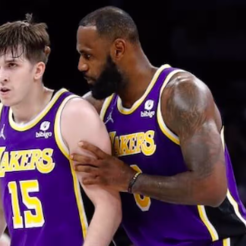 Austin Reaves, junto a LeBron James, estrellas de Los Angeles Lakers.