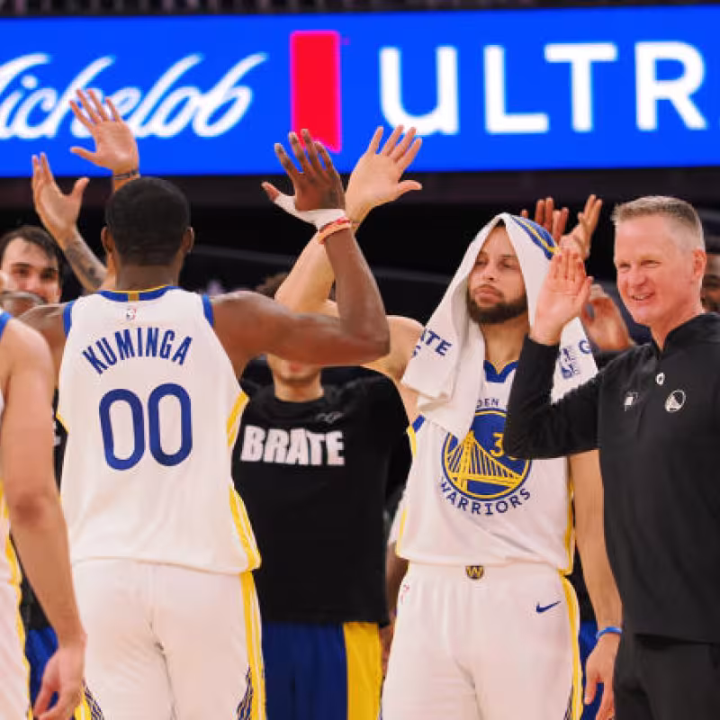 Cory Joseph, Jonathan Kuminga, Stephen Curry y Steve Kerr
