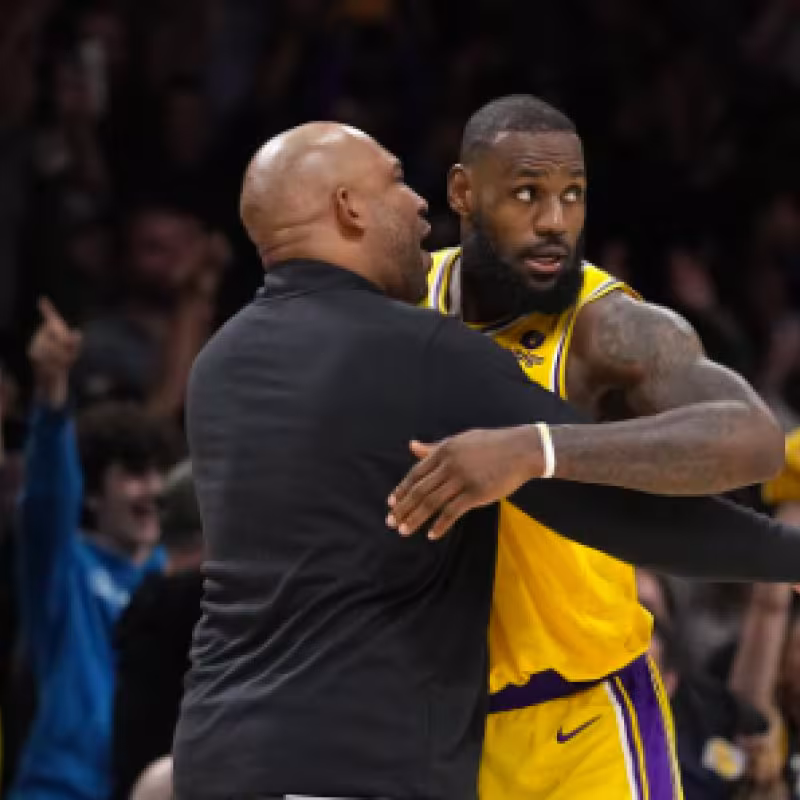 Darvin Ham, junto a LeBron James, en un partido de Los Angeles Lakers. 