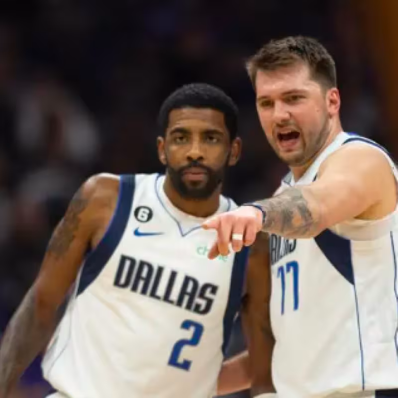 Luka Doncic, junto a Kyrie Irving, estrellas de Dallas Mavericks. 